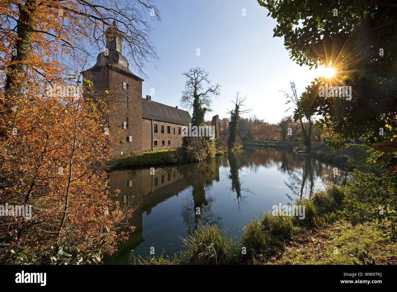 Tueschenbroich Schloss im Herbst, Wegberg, Niederrhein, Nordrhein-Westfalen, Deutschland, Europa Stockfoto