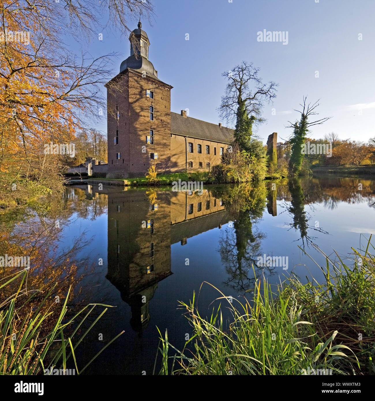 Tueschenbroich Schloss im Herbst, Wegberg, Niederrhein, Nordrhein-Westfalen, Deutschland, Europa Stockfoto