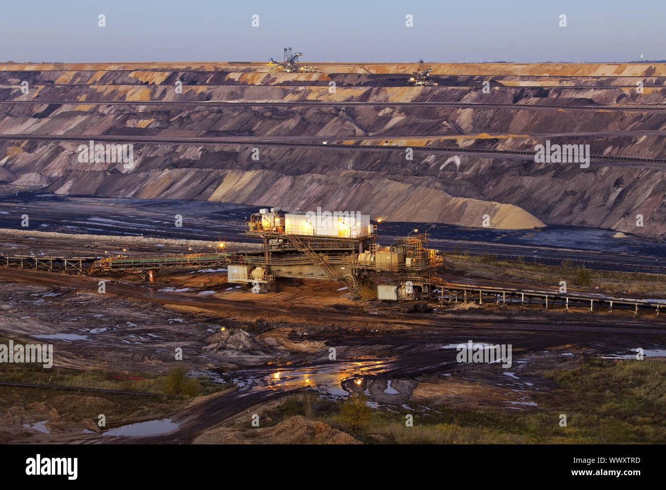 Braunkohle Tagebau mit coveyor System, Garzweiler, Nordrhein-Westfalen, Deutschland, Europa Stockfoto