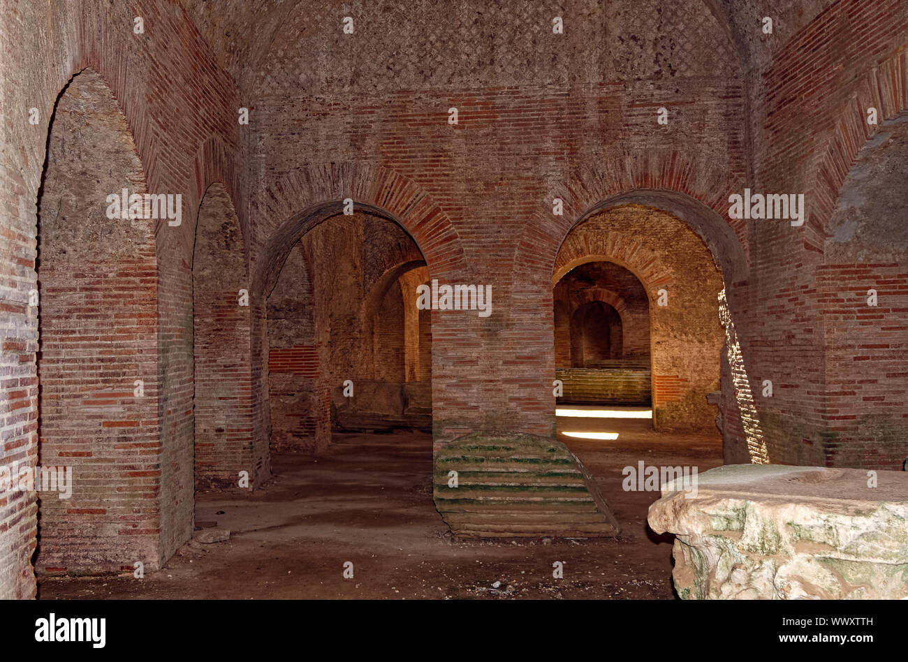 Flavischen Amphitheater; U-Bahn; Roman; 1. Jahrhundert; alte Ruinen; roter Backstein, mehrere Bögen, Pozzouli; Italien; Europa; Feder; horizontal Stockfoto