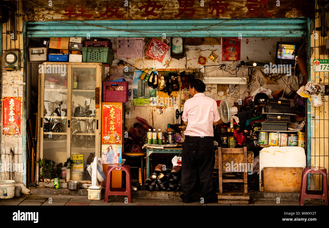 Taipei/Taiwan - 10. August 2018: Shoe Repair Shop in Taipei Taiwan Stockfoto