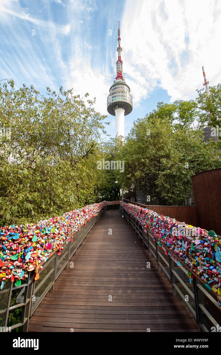 Seoul/Südkorea - 18. August 2018: Gehweg mit vorhängeschlössern an der Basis des Seoul Tower Stockfoto