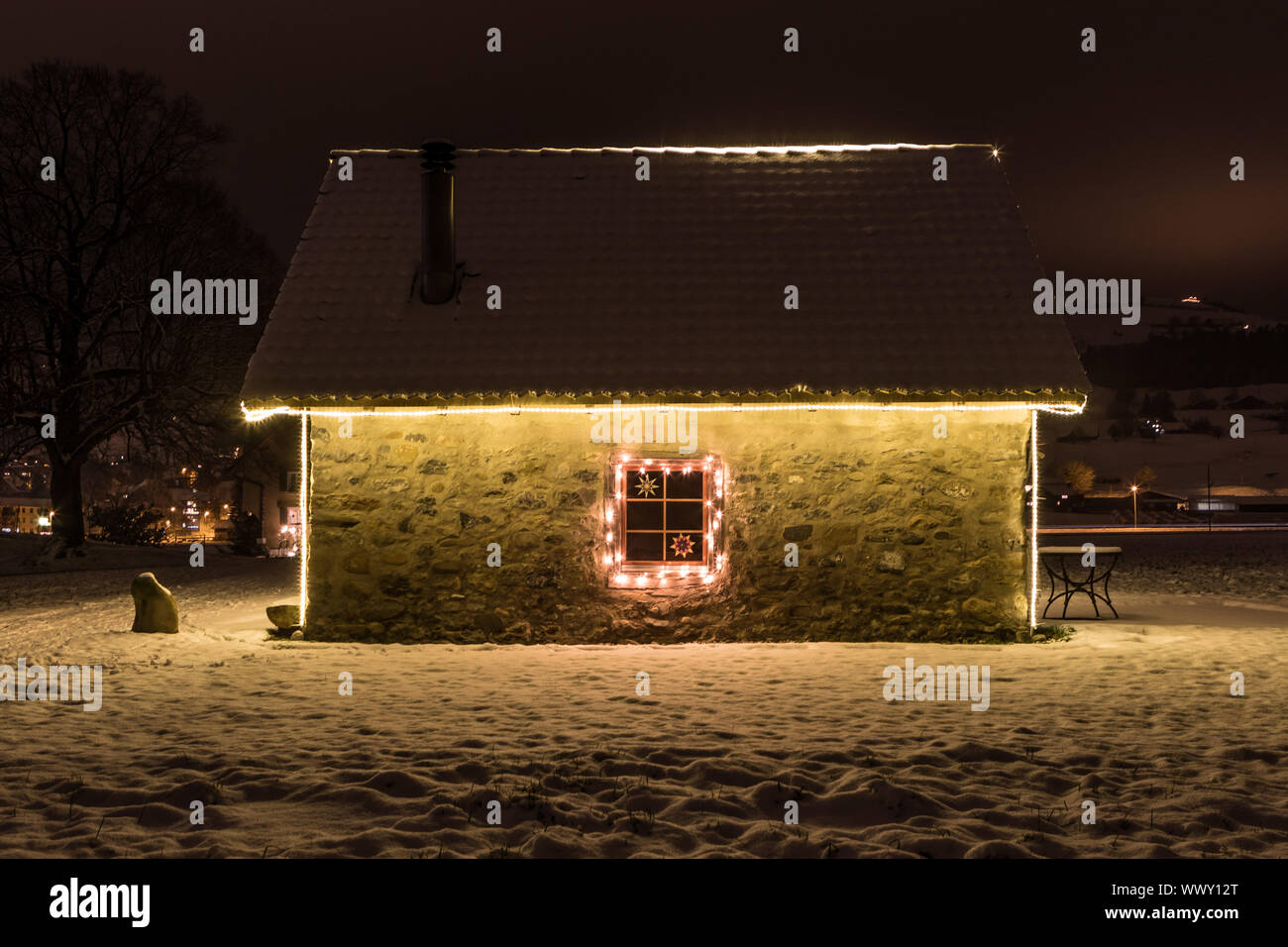 Kleines Haus mit Lichtern in der Nacht und Schnee, Malters, Luzern, Schweiz, Jahreszeiten Stockfoto