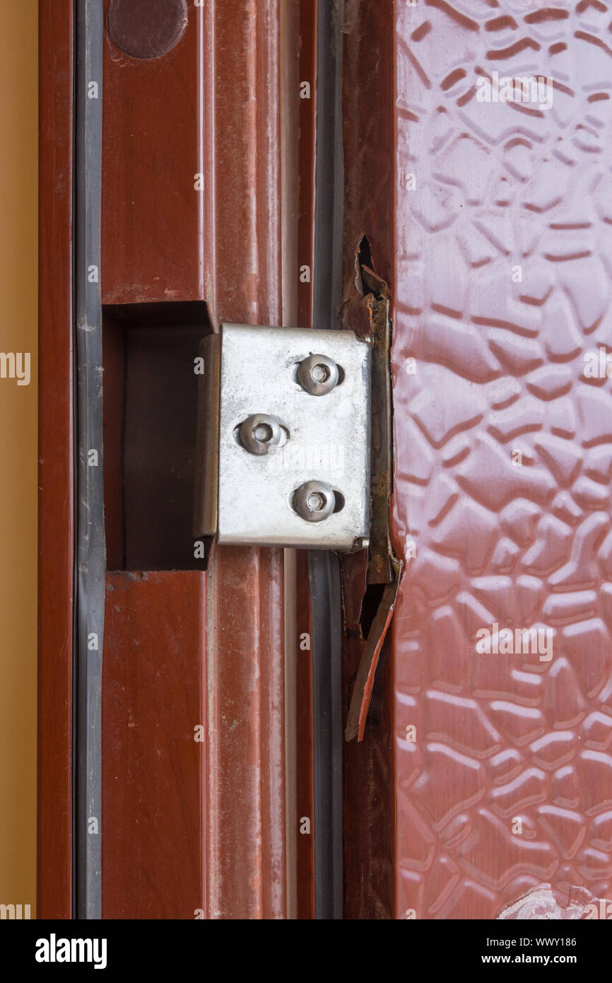 Verrostet, Metall, und brach in die Scharniere an den Türen billig Stockfoto