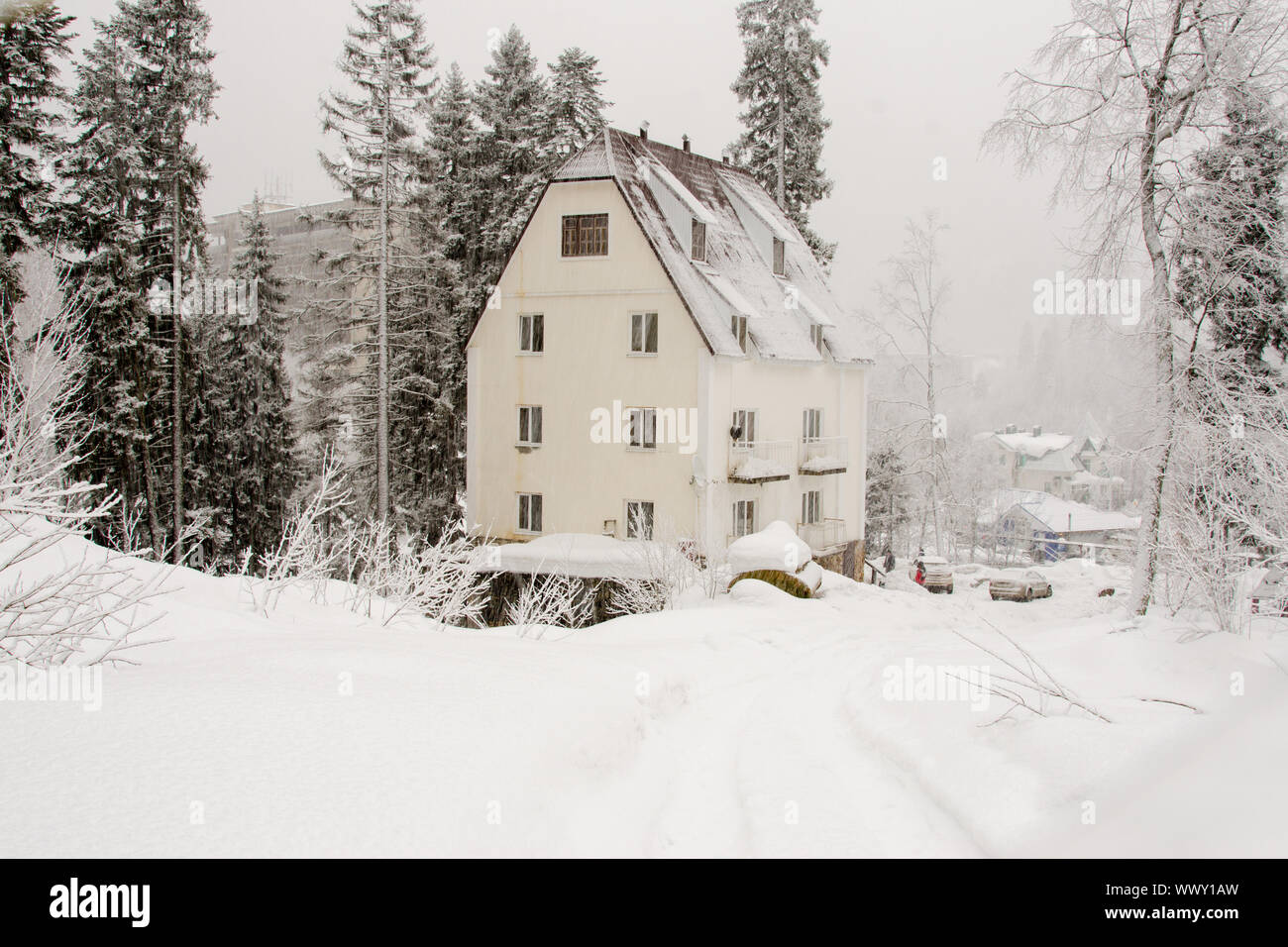 Dombay, Russland - Februar 7, 2015: Der Hof Fassade des verschneiten Hotel quot;Altairquot;, in der kleinen Stadt Domb entfernt Stockfoto