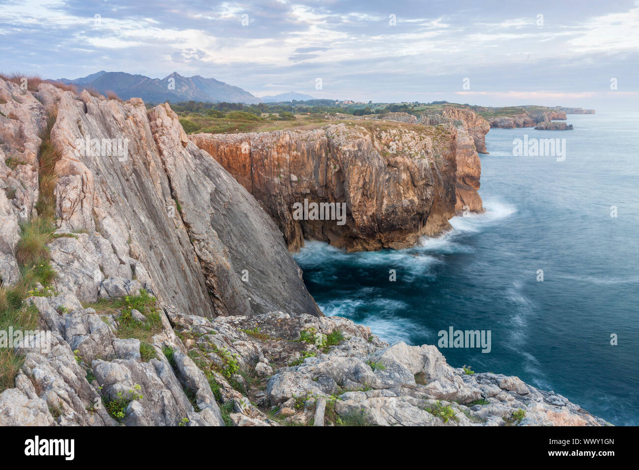 Küste in der Nähe von Schiffen, Asturien, Spanien Stockfoto