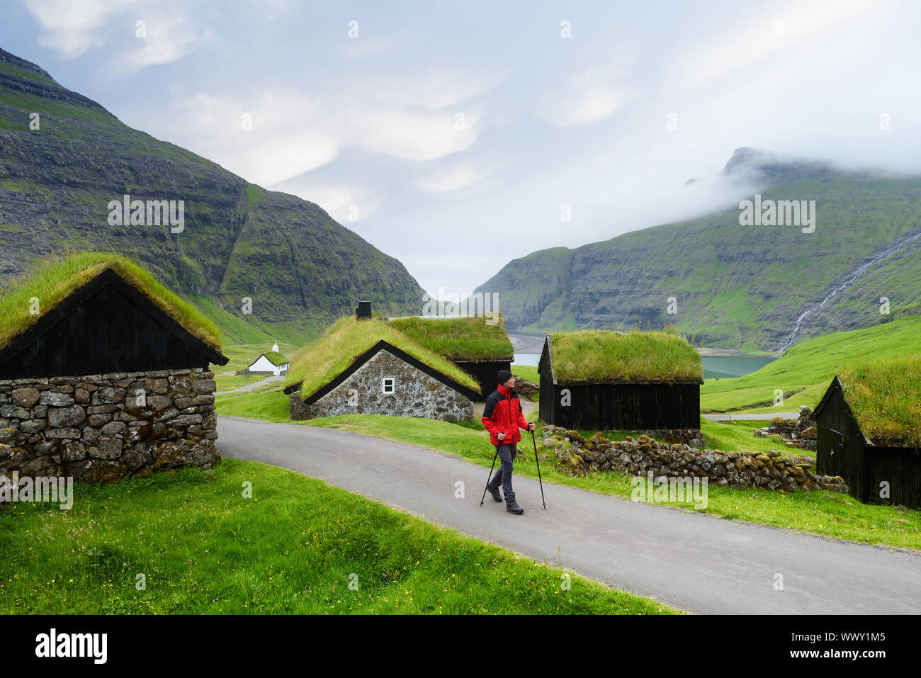 Saksun Dorf, Streymoy Island, Färöer Inseln. Alte Häuser aus Stein mit einem Gras (Rasen) Dach. Touristische Sehenswürdigkeiten in Green Valley Stockfoto