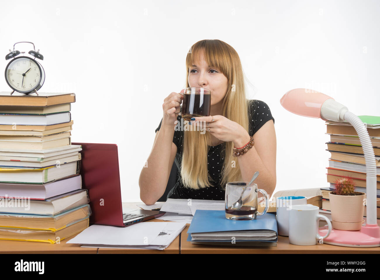 Student, Kaffee trinken, durch die Vorbereitung auf die Prüfung in der Nacht Stockfoto