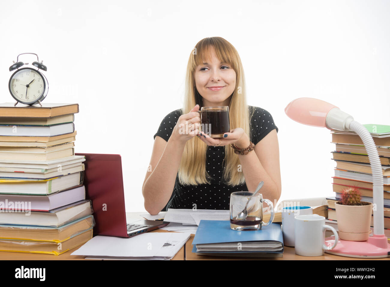 Student genießt ein Glas Kaffee nachts Prüfungsvorbereitung Stockfoto