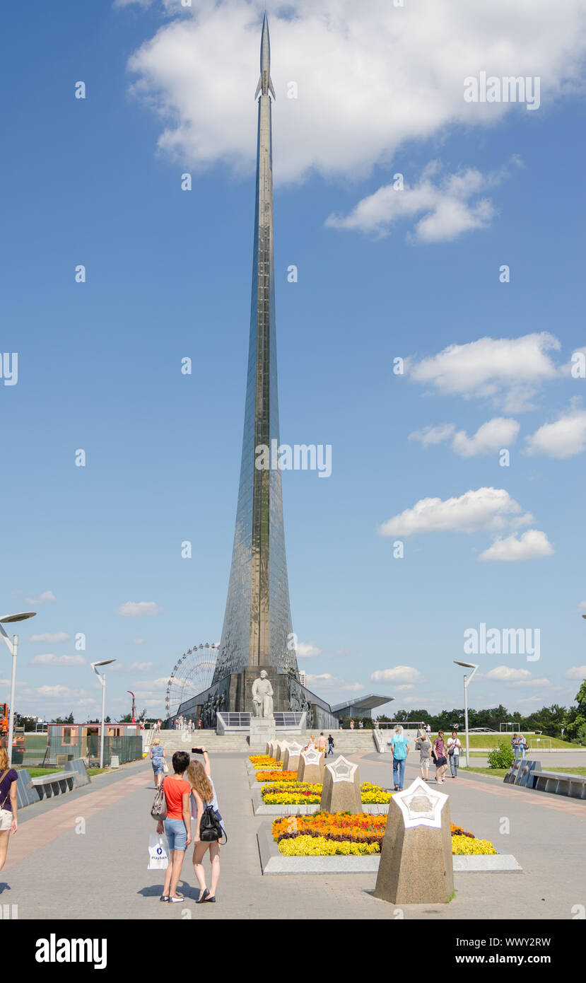 Moskau, Russland - 10. August 2015: Kosmonauten Allee und das Denkmal quot;Eroberer des Spacequot; in Moskau Stockfoto