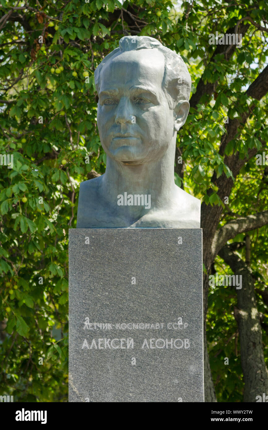 Moskau, Russland - 10. August 2015: Monument Alexei Leonov an der Allee der Kosmonauten am Denkmal quot zu Kosmonaut; Eroberer Stockfoto