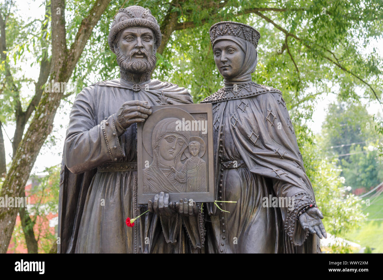 Sergiev Posad - 10. August 2015: Nahaufnahme der einzelnen skulpturalen Zusammensetzung des Heiligen Fürsten Petr und Prinzessin Fevronia-Mur Stockfoto