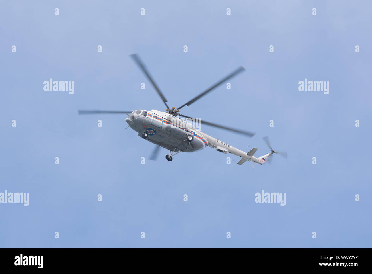 Anapa, Russland - 10. März 2016: Russische Hubschrauber Mi-8 MTV-1 im Flug, in den Farben der russischen Katastrophenschutzministeriums Stockfoto