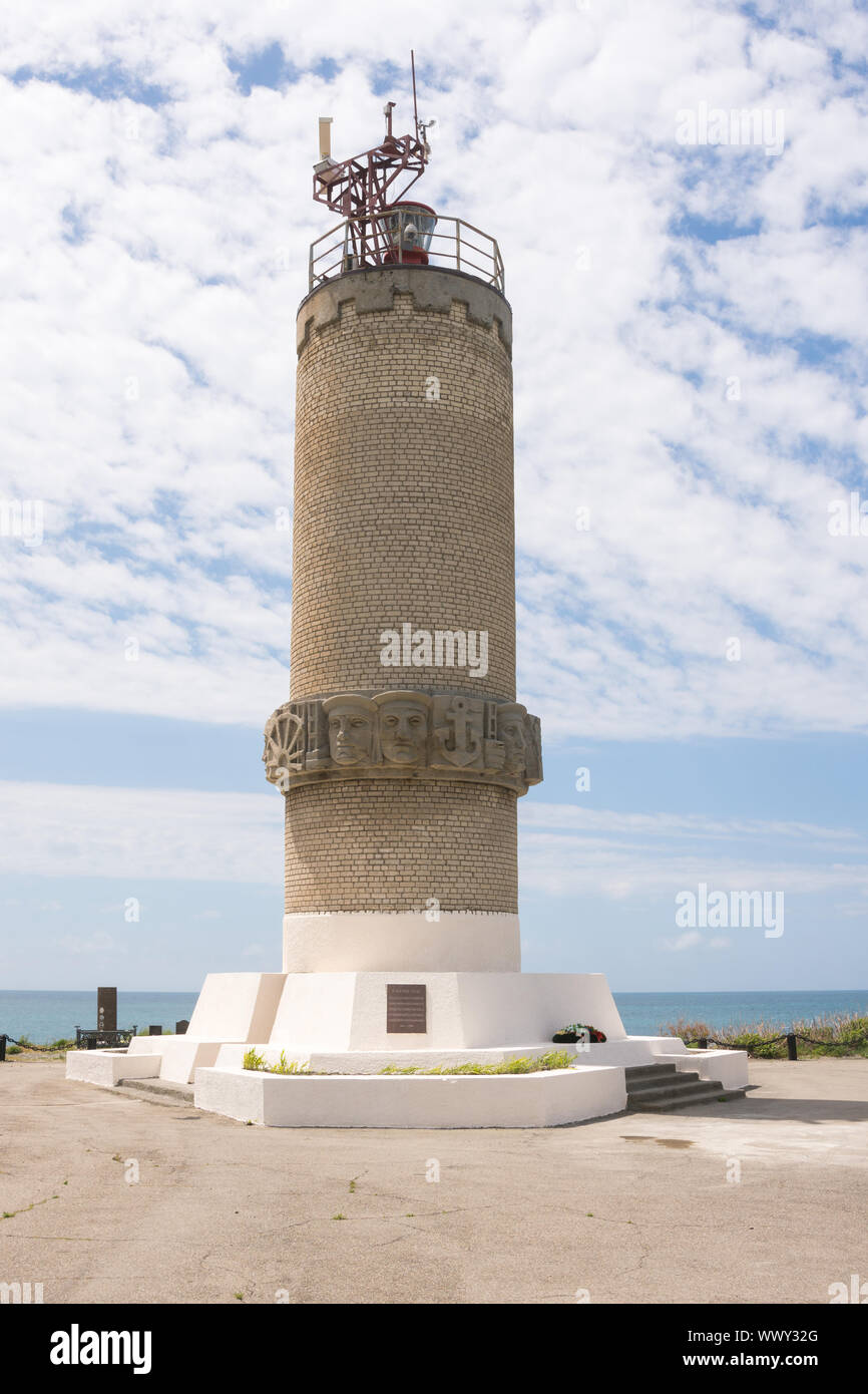 Große Utrischer, Russland - 17. Mai 2016: Denkmal zum Leuchtturm auf der Insel Utrischer, Baujahr 1975 in Hommage an alle Segler o Stockfoto