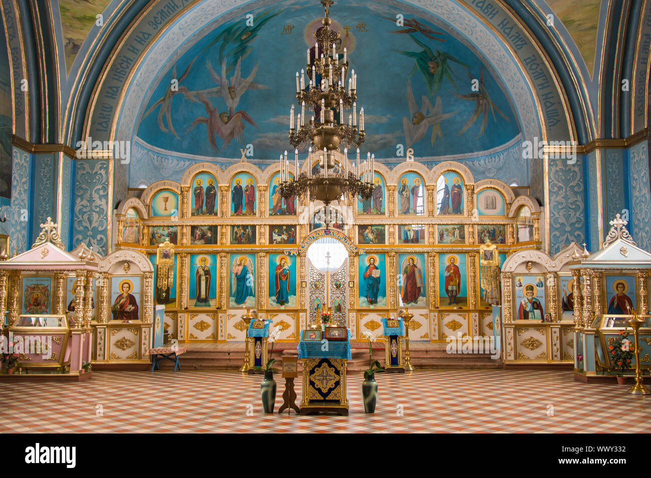 Dubovyj Ovrag, Russland - 20. Februar 2016: Interieur im Inneren der Kirche der Heiligen Märtyrer Nikita, gelegen in der Ortschaft Dubov Stockfoto