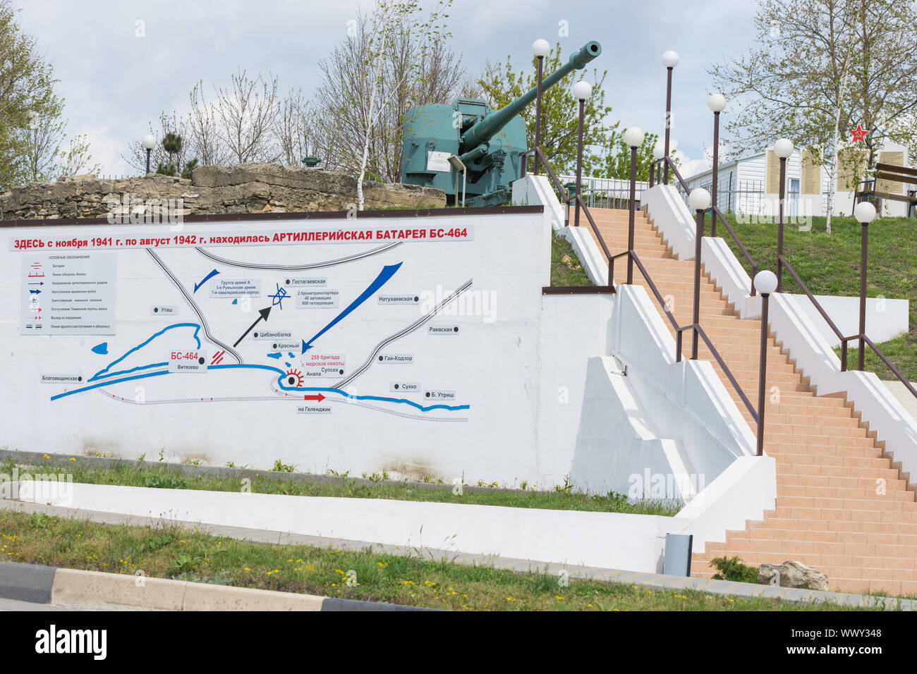 Vityazevo, Russland - 24. April 2016: Treppen und Wand Plan auf ein Denkmal zu Ehren dieses Ortes befindet sich auf der Feuerstellung BS- Stockfoto