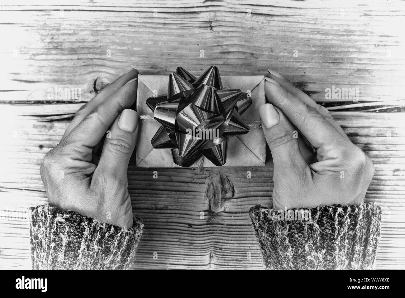 Weihnachten. Hält eine Frau ein Weihnachtsgeschenk mit roter Schleife dekoriert Stockfoto