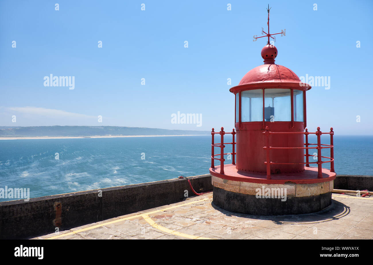 Roten Leuchtturm Lampe Zimmer auf blauen Himmel und Meer Hintergrund in Nazare, Portugal Stockfoto