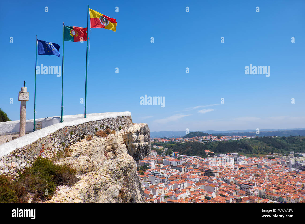 Flaggen der Europäischen Union, die portugiesische Flagge Flagge mit und Nazare Nazare Stadt auf Hintergrund Stockfoto