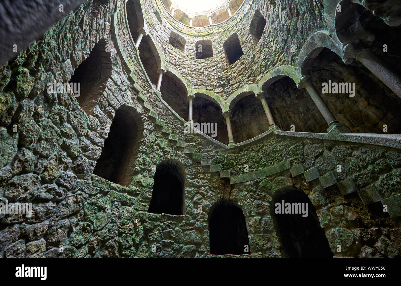 Wendeltreppe in die Einleitung Brunnen der Quinta da Regaleira. Sintra. Portugal Stockfoto