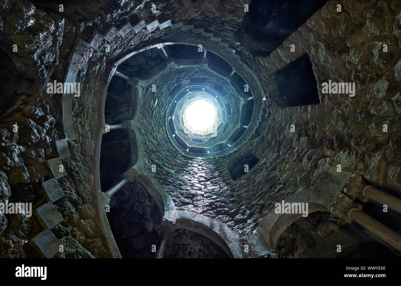 Die Einleitung Brunnen (inverse Turm) in der Quinta da Regaleira Immobilien. Sintra. Portugal Stockfoto