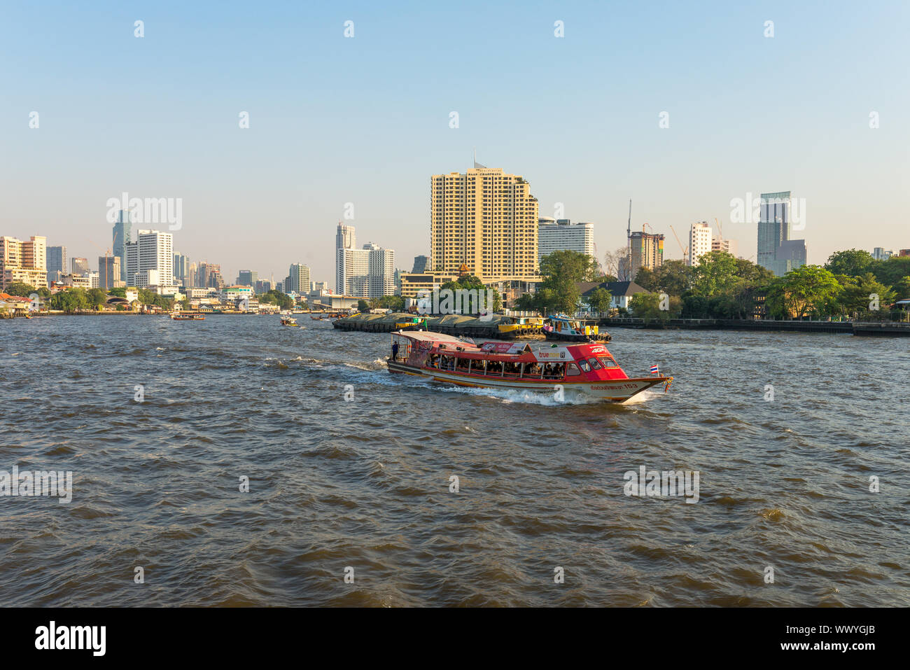 Der Chao Phraya fließt durch Bangkok und dann in den Golf von Thailand Stockfoto