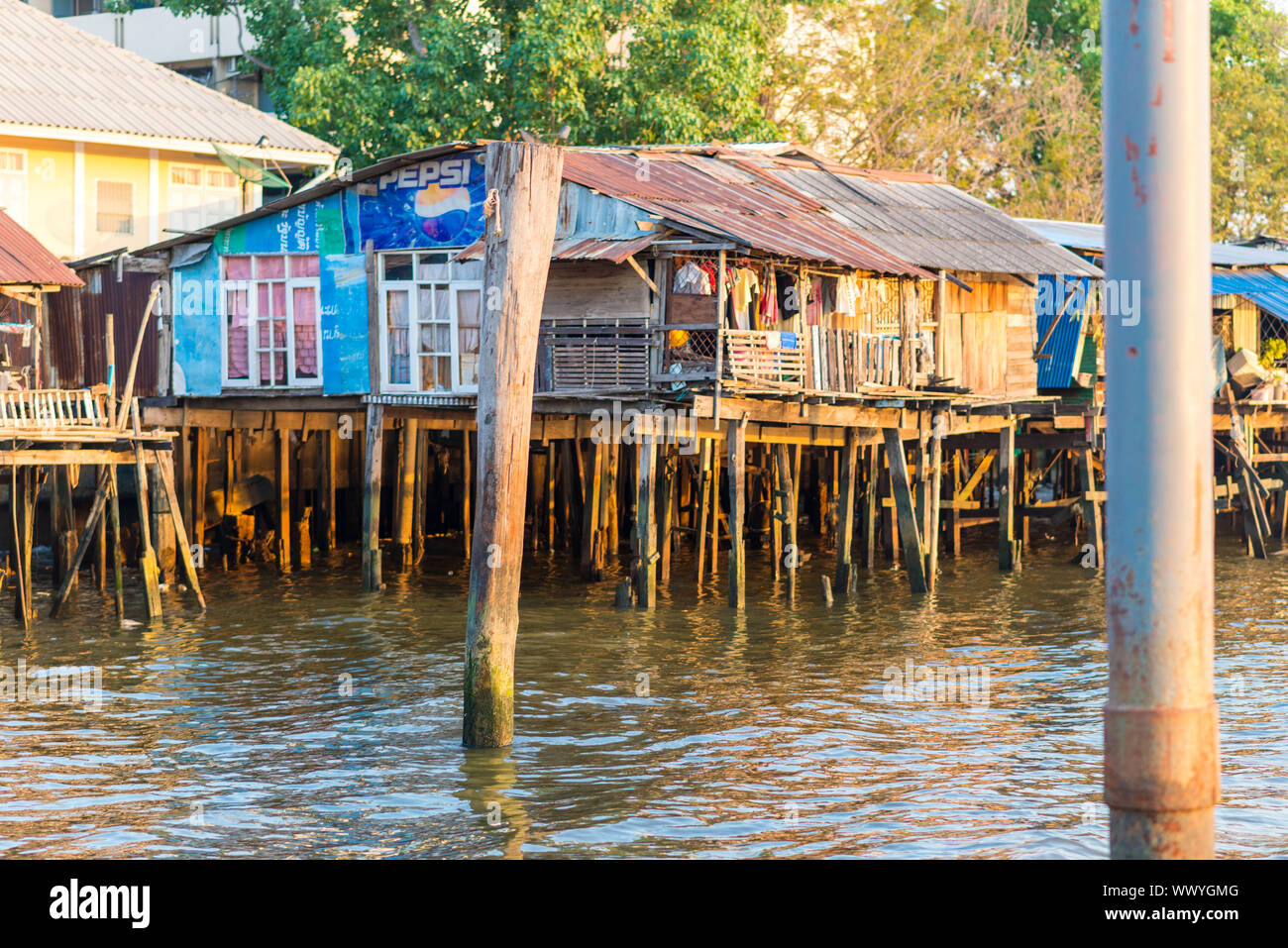 Menschen leben in pfahlbauten am Chao Phraya River Stockfoto