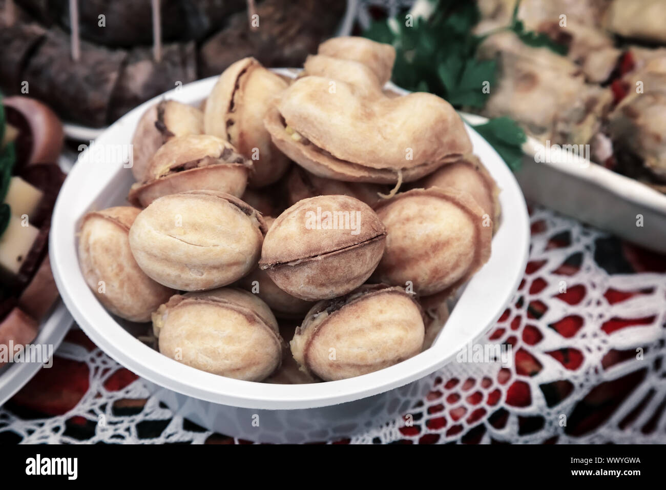 Cookies in der Form von Walnüssen in der Schale. Stockfoto