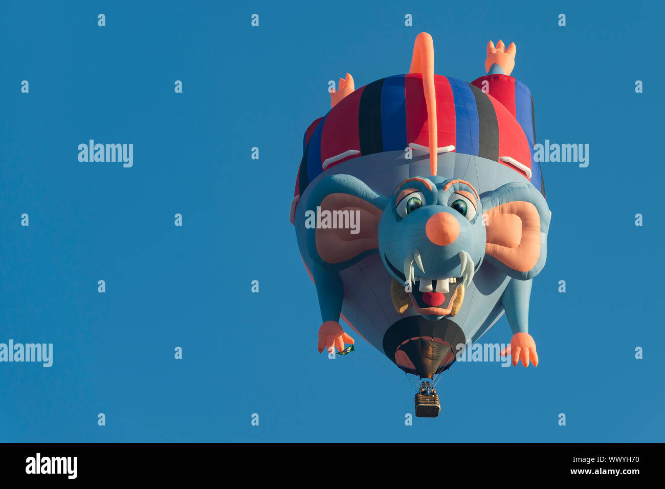 Arnsberg, Nordrhein-westfalen/Germany-August 31 2019: Hot Air Balloon spezielle Form eines springende Maus. Warsteiner Internationale Montgolfiade i Stockfoto
