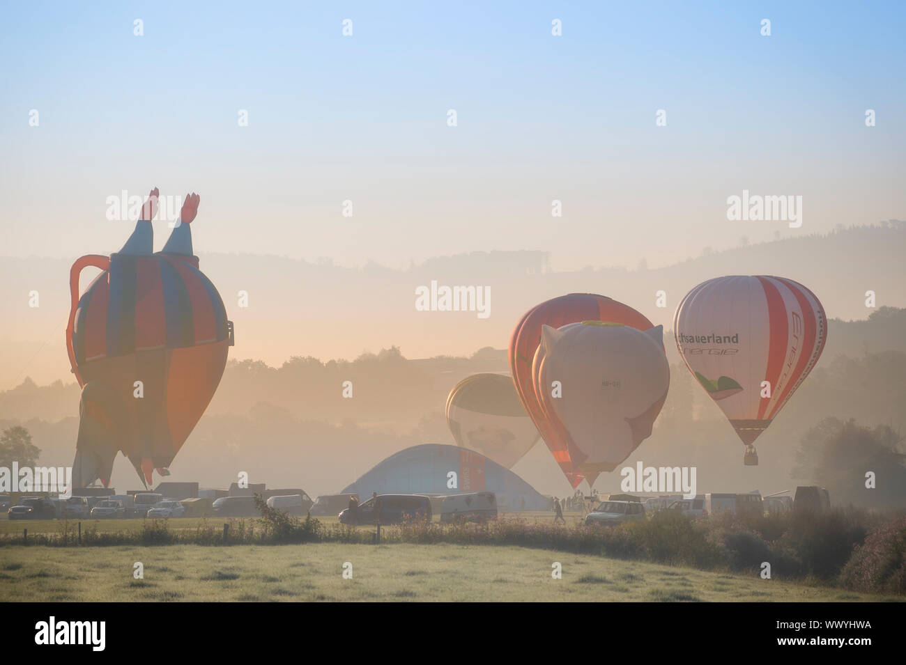 Arnsberg, Nordrhein Wesstphalia/Deutschland - 31. August 2019: Start des Heißluftballons in Oeventrop/Arnsberg im Morgennebel. Warsteiner I Stockfoto