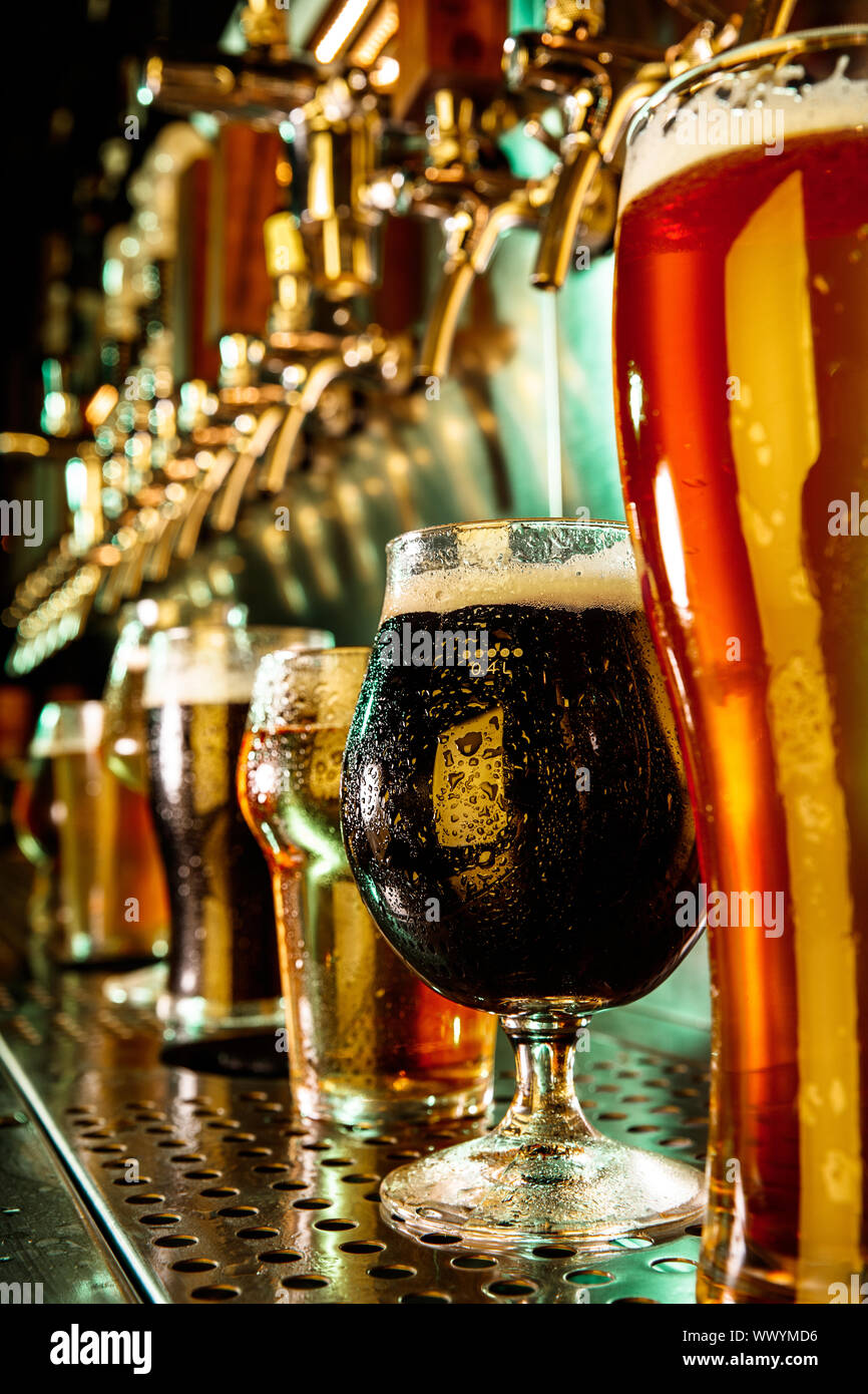 Gläser aus dunklen und hellen Bier, Pils, Lager, Stout, Porter in