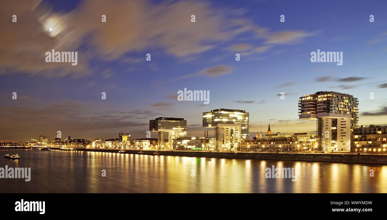 Kranhaeuser am Rhein Ufer in den Abend, Köln, Nordrhein-Westfalen, Deutschland, Europa Stockfoto