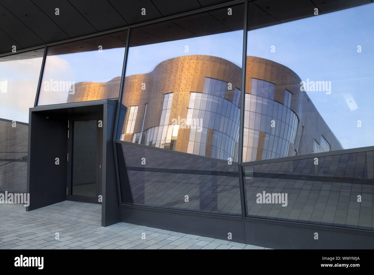 Neue Gebäude Doeppersberg Spiegelung der Glasscheibe am Abend, Wuppertal, Deutschland, Europa Stockfoto