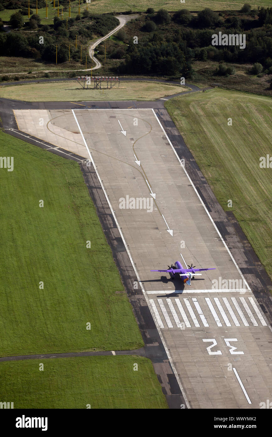 Luftaufnahme von FlyBe Passagierflugzeug Rollen auf die Start- und Landebahn am Flughafen Leeds Bradford, West Yorkshire, UK Stockfoto