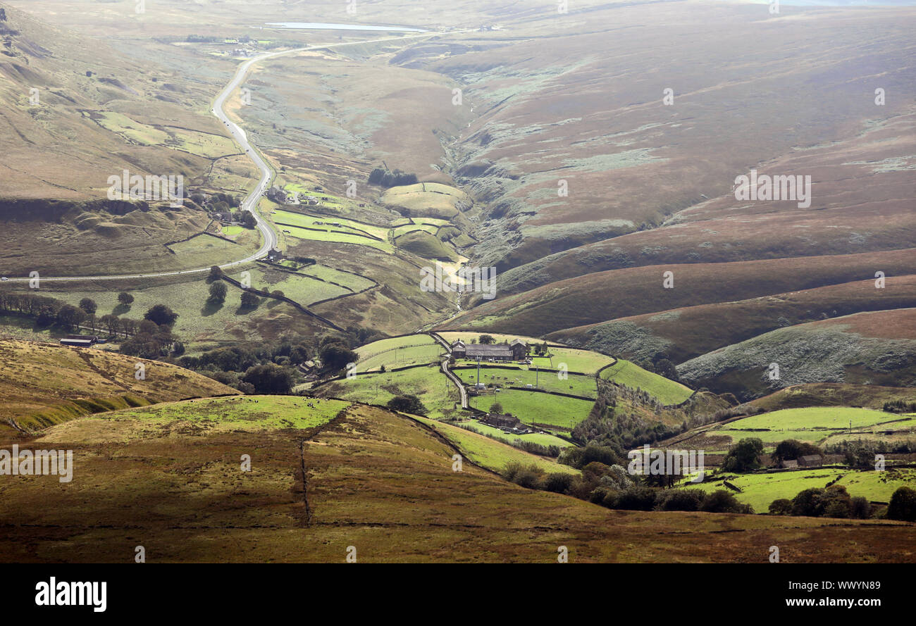 Luftaufnahme von ein kleines Tal mit einem entfernten Bauernhaus in der Pennine Hills, Großbritannien Stockfoto