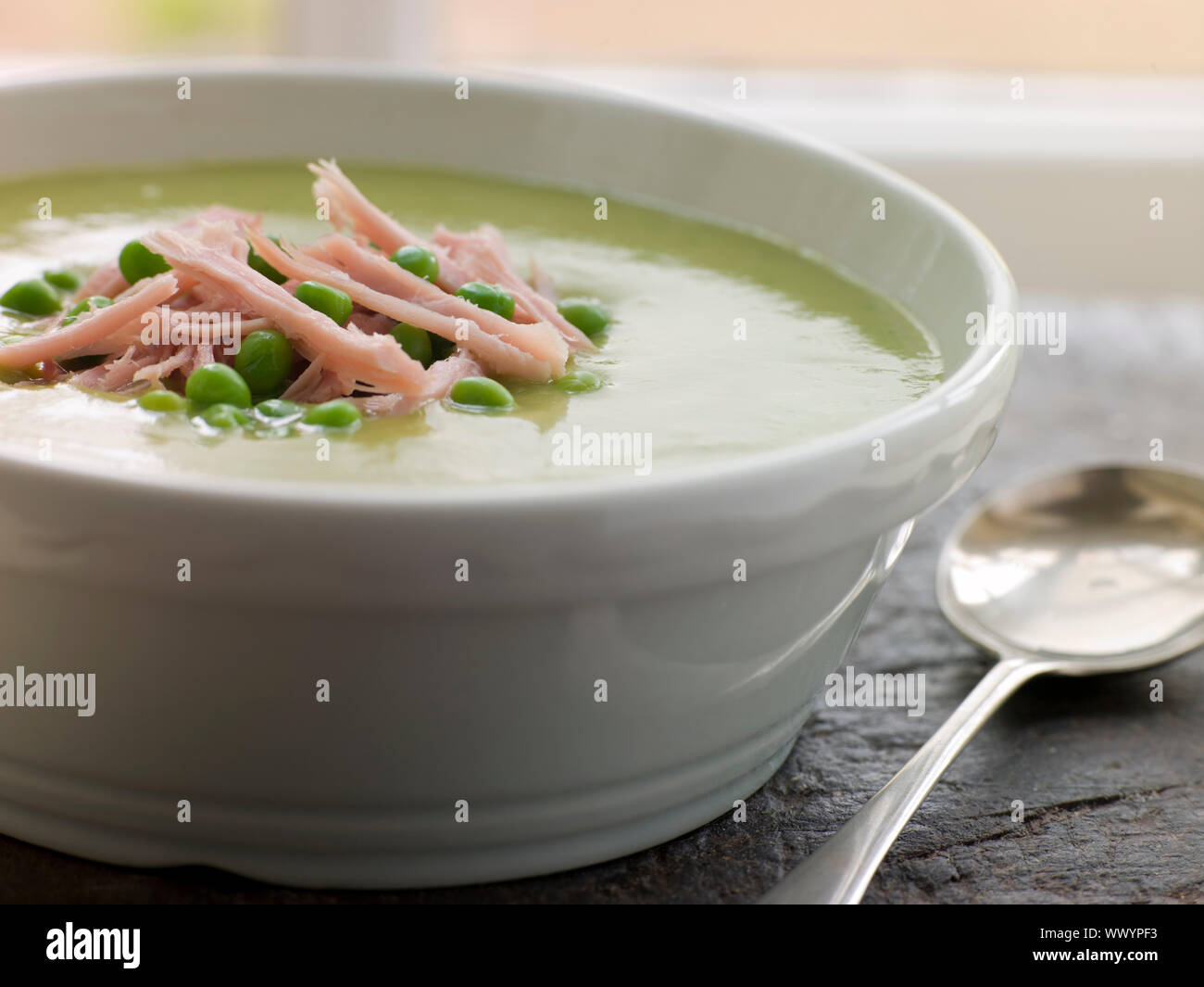 Schüssel mit Erbsen und Schinken-Suppe Stockfoto