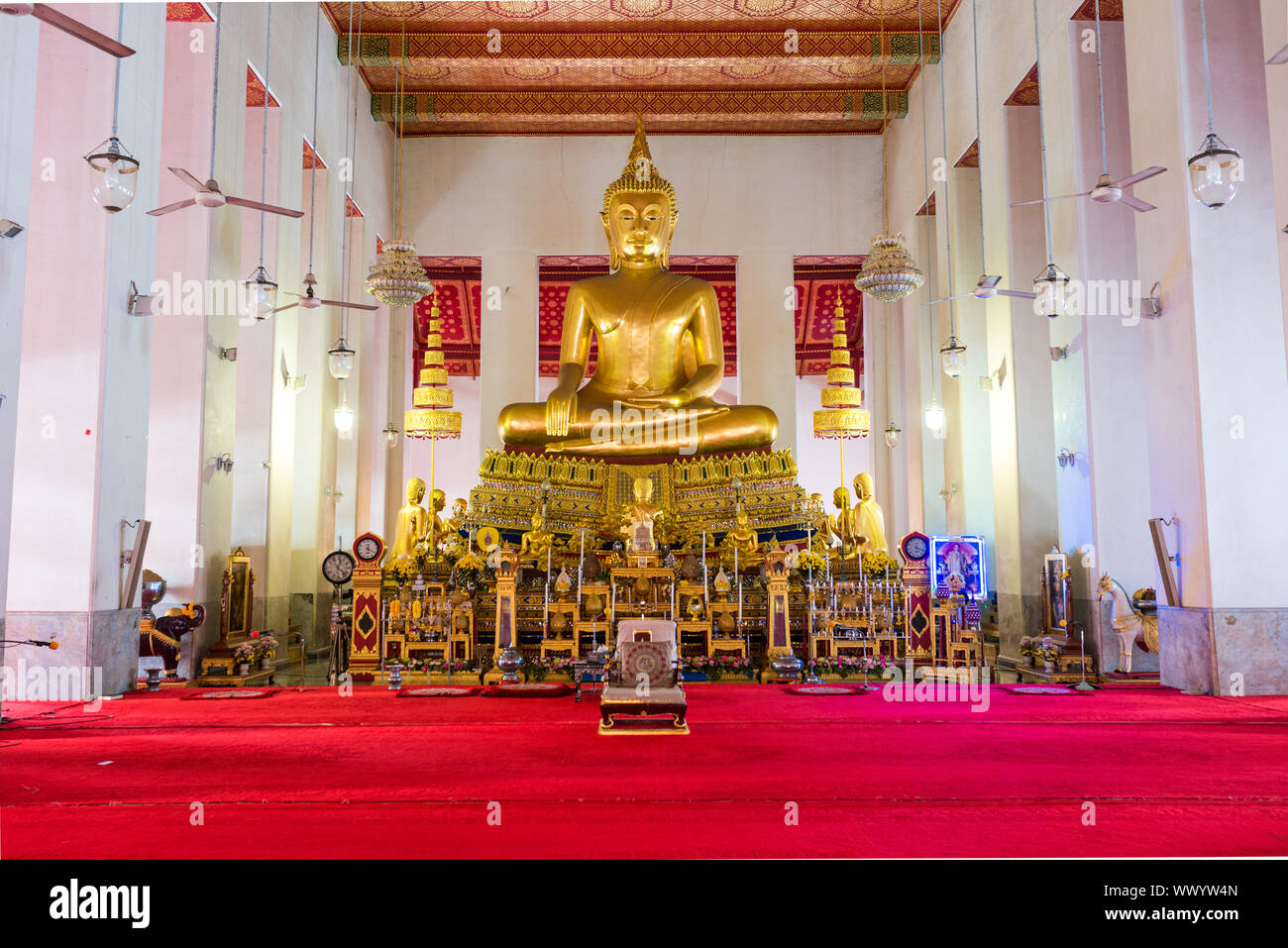 Tempel und Kloster Wat Mahathat Yuwaratrangsarit in der Mitte von Bangkok. Stockfoto