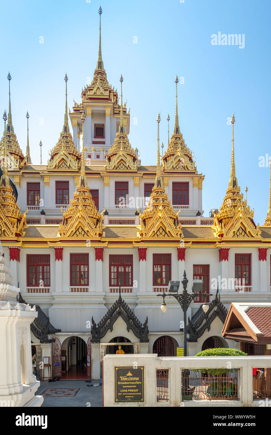 Die buddhistischen Tempel Wat Ratchanatdaram im zentralen Viertel von Bangkok. Stockfoto