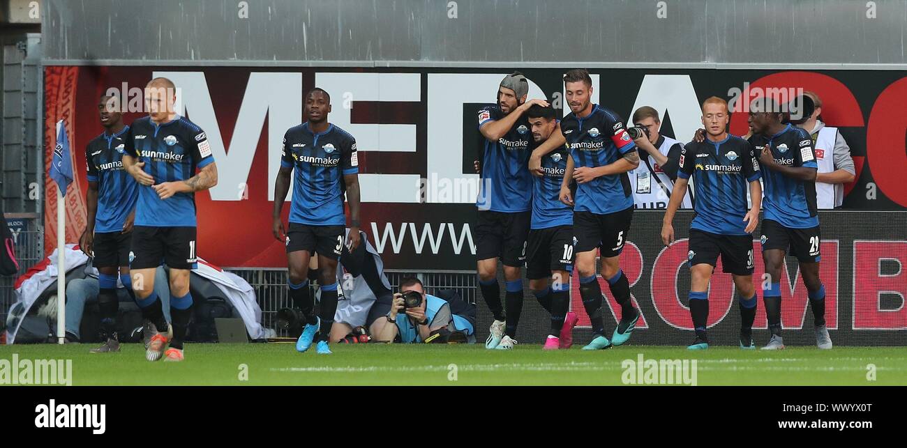 Firo: 15.09.2019, Fußball, 1.Bundesliga, Saison 2019/2020, SC Paderborn - FC Schalke 04 1:5 Jubel Paderborn zu OLIVEIRA SOUZA | Verwendung weltweit Stockfoto