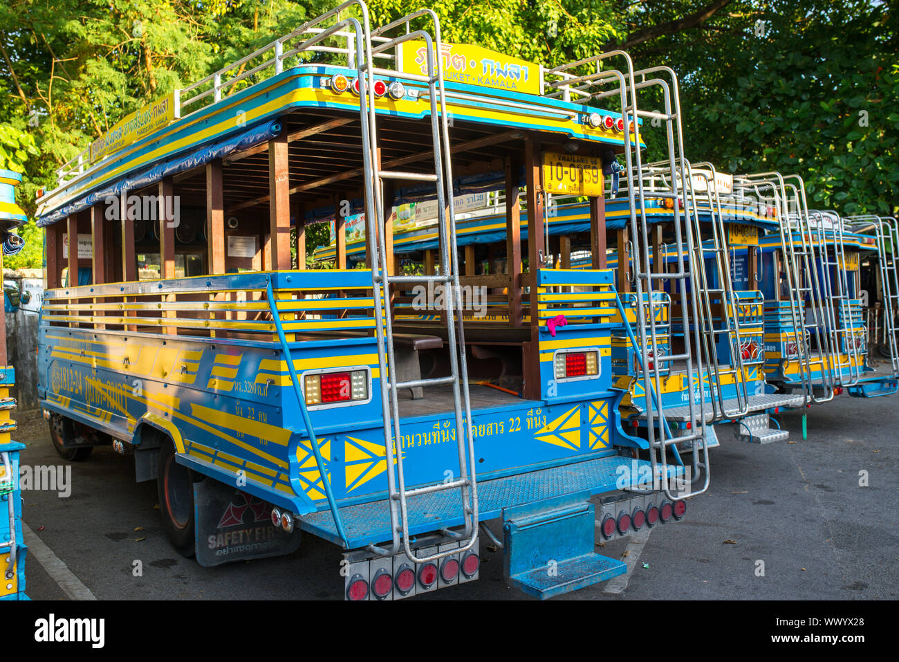 Busse und Intercity Busse sind Parkplätze am Busbahnhof der Stadt Phuket Stockfoto