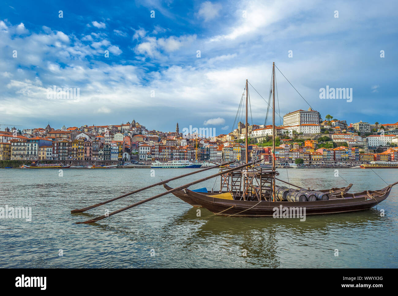 Rabelo, traditionelles Boot mit Weinfässern in Porto, Portugal Stockfoto