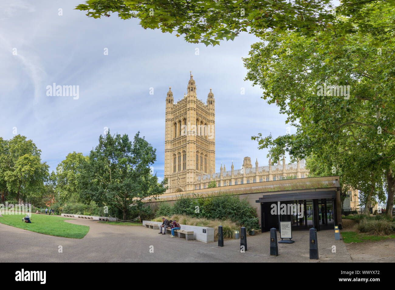 Die Victoria Turm des House of Lords (Westminster Palace), London, England, wie Ween aus dem Victoria Tower Park. Stockfoto