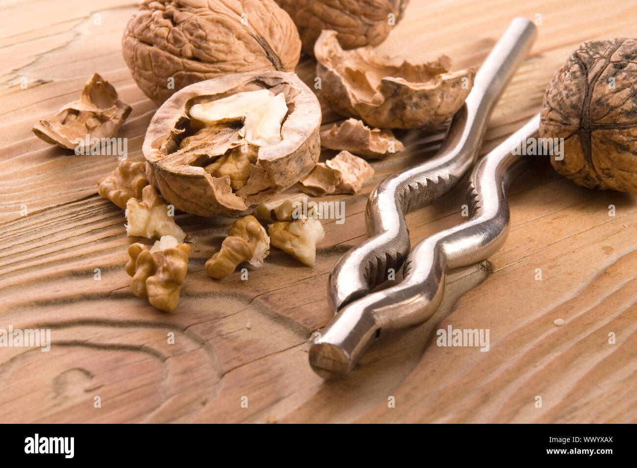 Walnüsse und Nussknacker Stockfoto