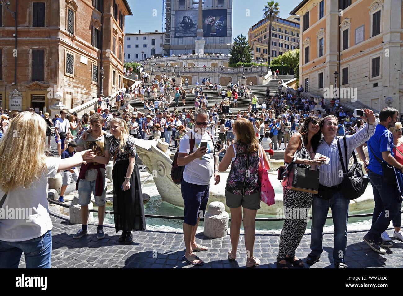 Touristen, Brunnen, der Spanischen Treppe, der Piazza di Spagna Platz, Rom, Italien, Europa Stockfoto
