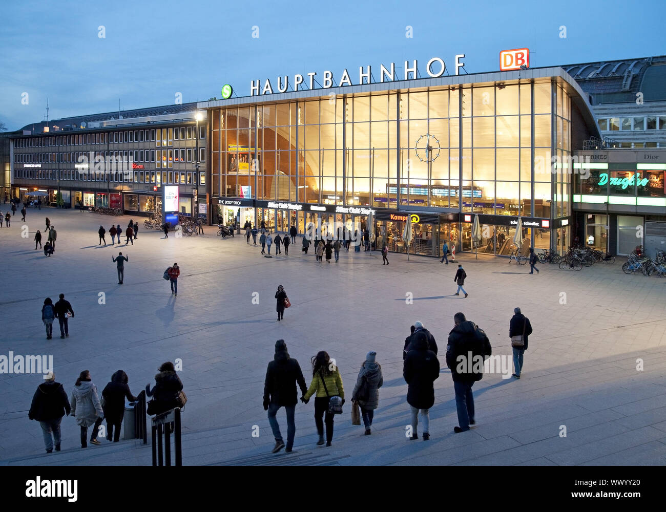 Bahnhofsvorplatz mit Hauptbahnhof bei Dämmerung, Köln, Rheinland, Nordrhein-Westfalen, Deutschland, Eu Stockfoto