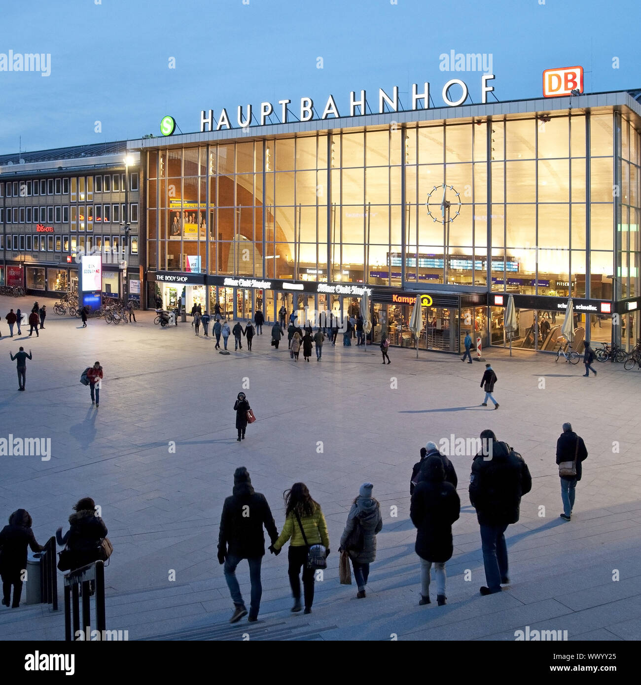 Bahnhofsvorplatz mit Hauptbahnhof bei Dämmerung, Köln, Rheinland, Nordrhein-Westfalen, Deutschland, Eu Stockfoto