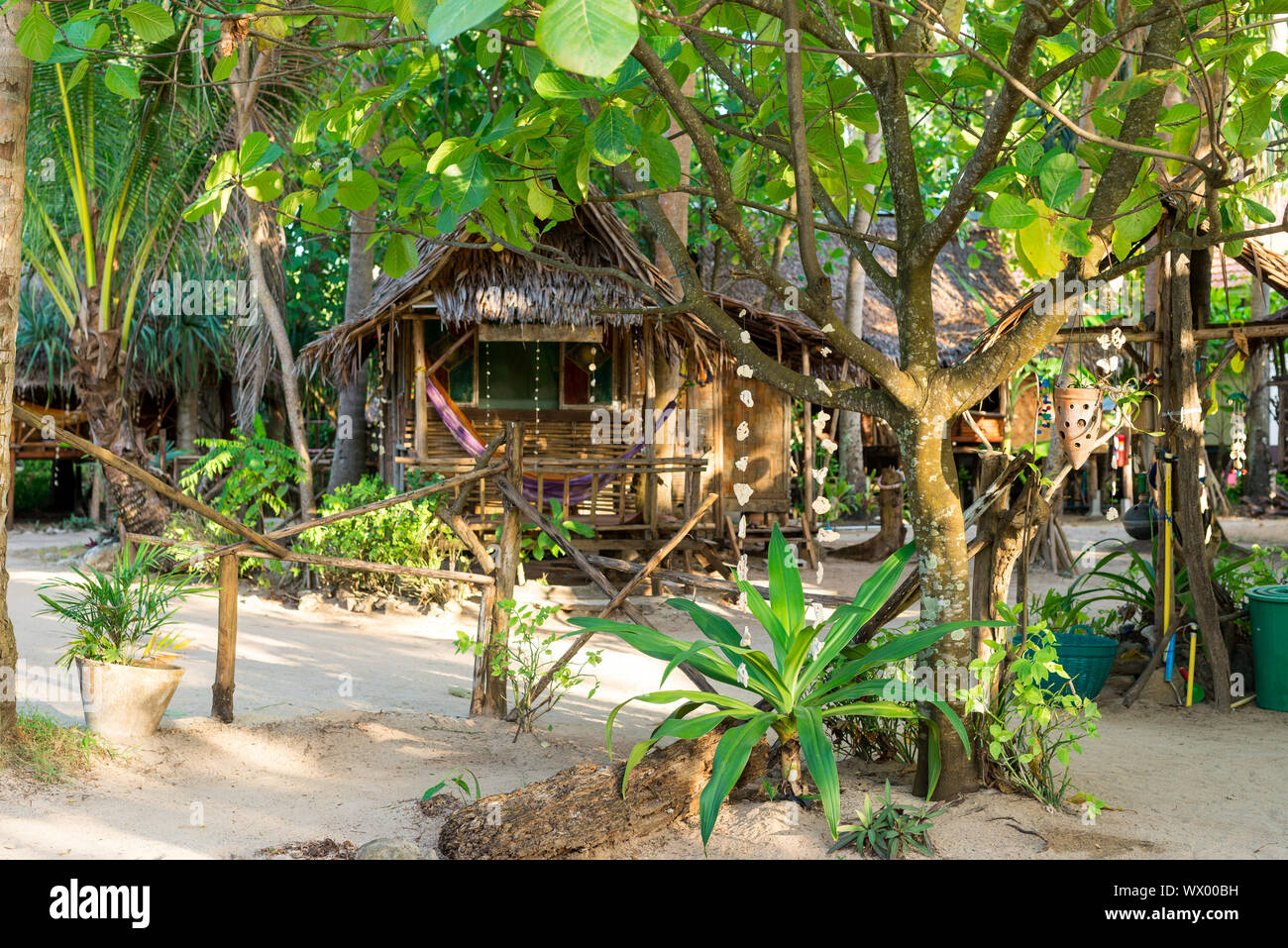 Stilvolle Bambus und Palmen strohgedeckten Haus am Strand von Ko Lanta, Thailand Stockfoto