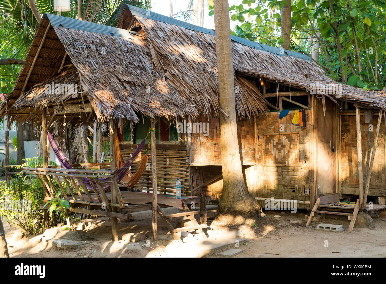Stilvolle Bambus und Palmen strohgedeckten Haus am Strand von Ko Lanta, Thailand Stockfoto