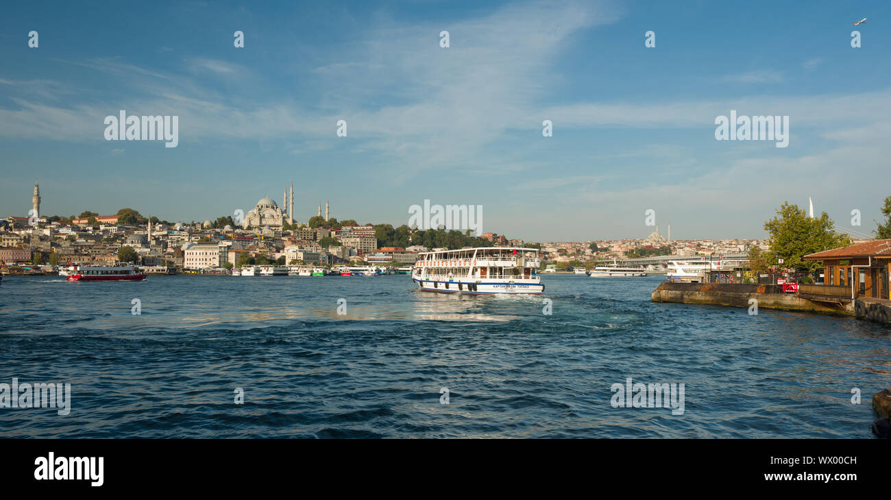 BEYOGLU, Istanbul, Türkei - September, 12, 2019; Karakoy Passagier Fähren Pier. Golden Horn Eingang Karakoy Küste. Stockfoto