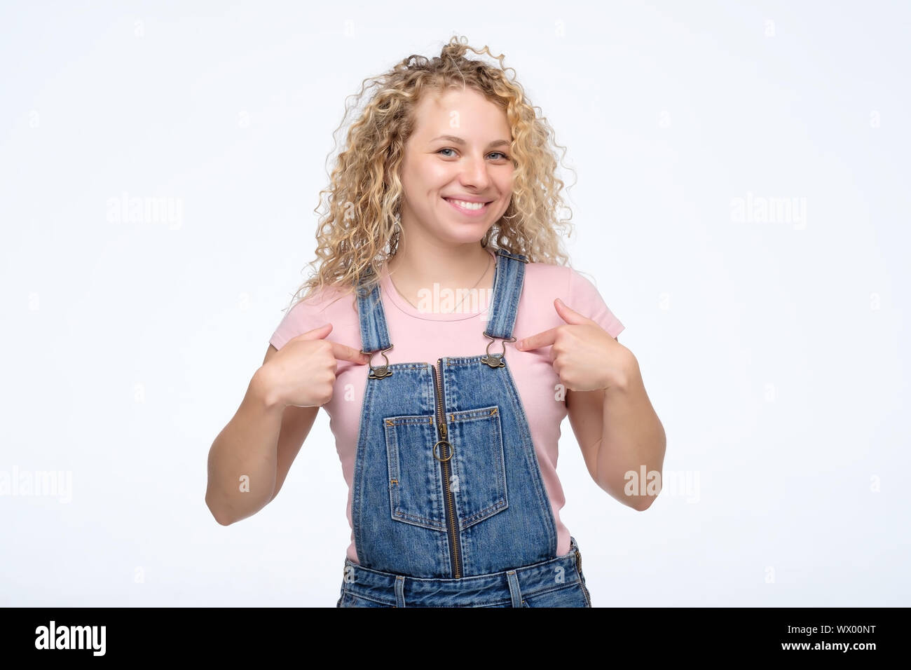 Lustige lächelnde Frau Pointing Finger auf sich. Selbst Liebe oder Egoist Konzept Stockfoto